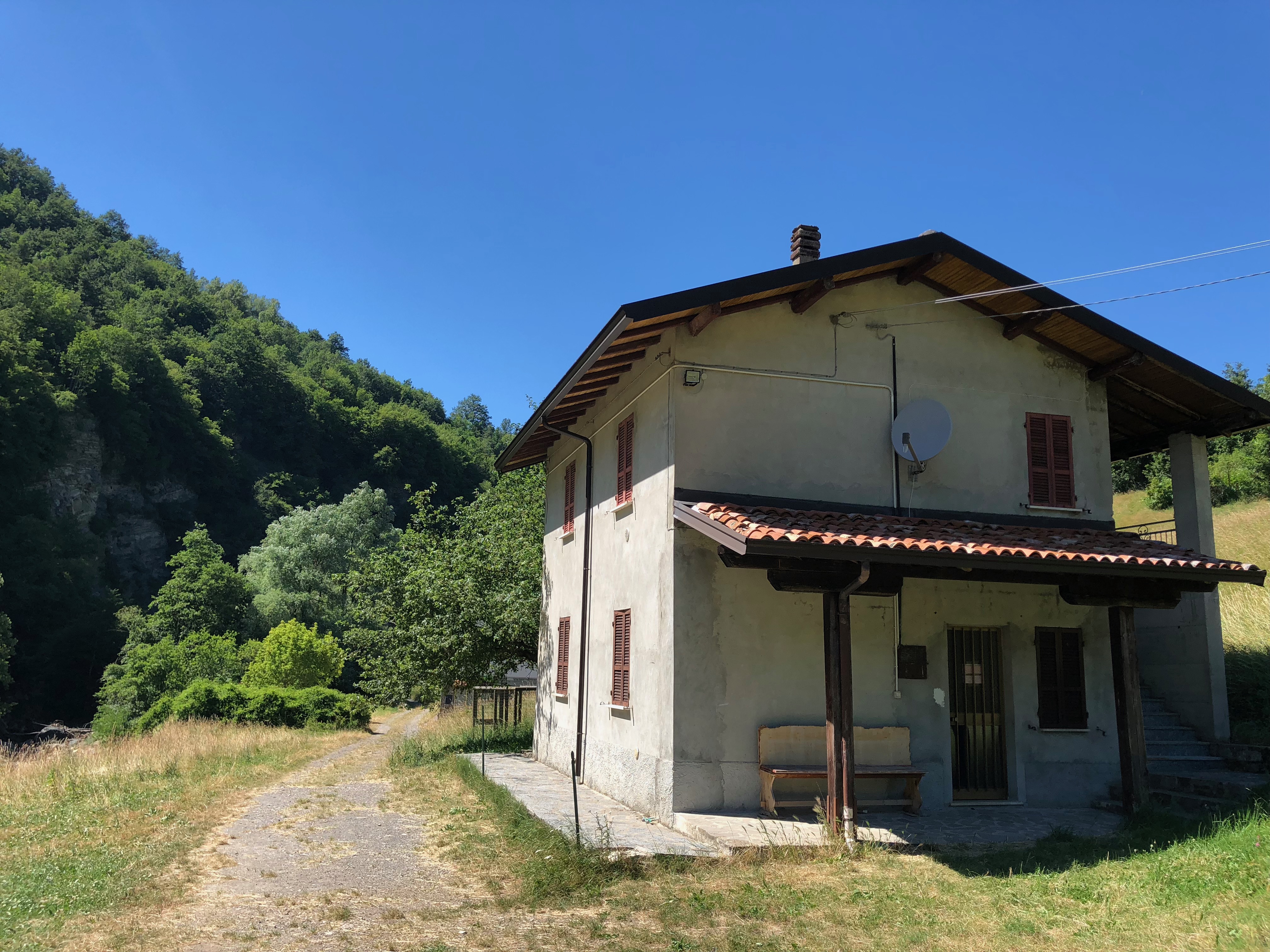 Edificio rurale presso i campi
